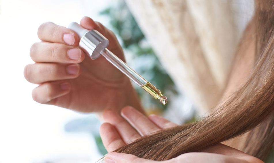 A women applying a hair lotion